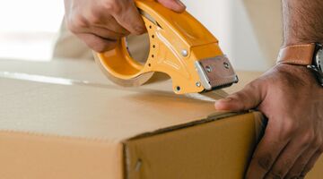 Shocking News: Dos and Don’ts of Telling about Your Moving to Family and Friends