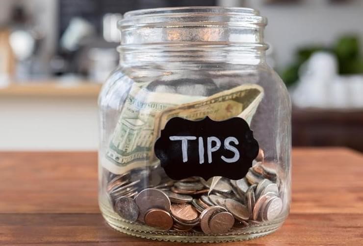 Tips for movers: to pay or not to pay